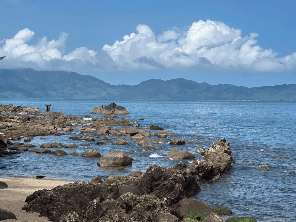 Những tảng đá lớn tạo nên khung cảnh mộc mạc để bắt trọn khoảnh khắc hoà mình thiên nhiên (Nguồn: Bounce Beach 바운스 비치)